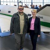 Mikhail Kokorich, CEO de la start-up Destinus (à gauche), et Isabelle Moret, conseillère d'Etat vaudoise, lors du lancement vendredi à Payerne du premier site d'essai privé en Suisse pour développer des technologies de l'hydrogène pour le transport et l'énergie. KEYSTONE/JEAN-CHRISTOPHE BOTT
